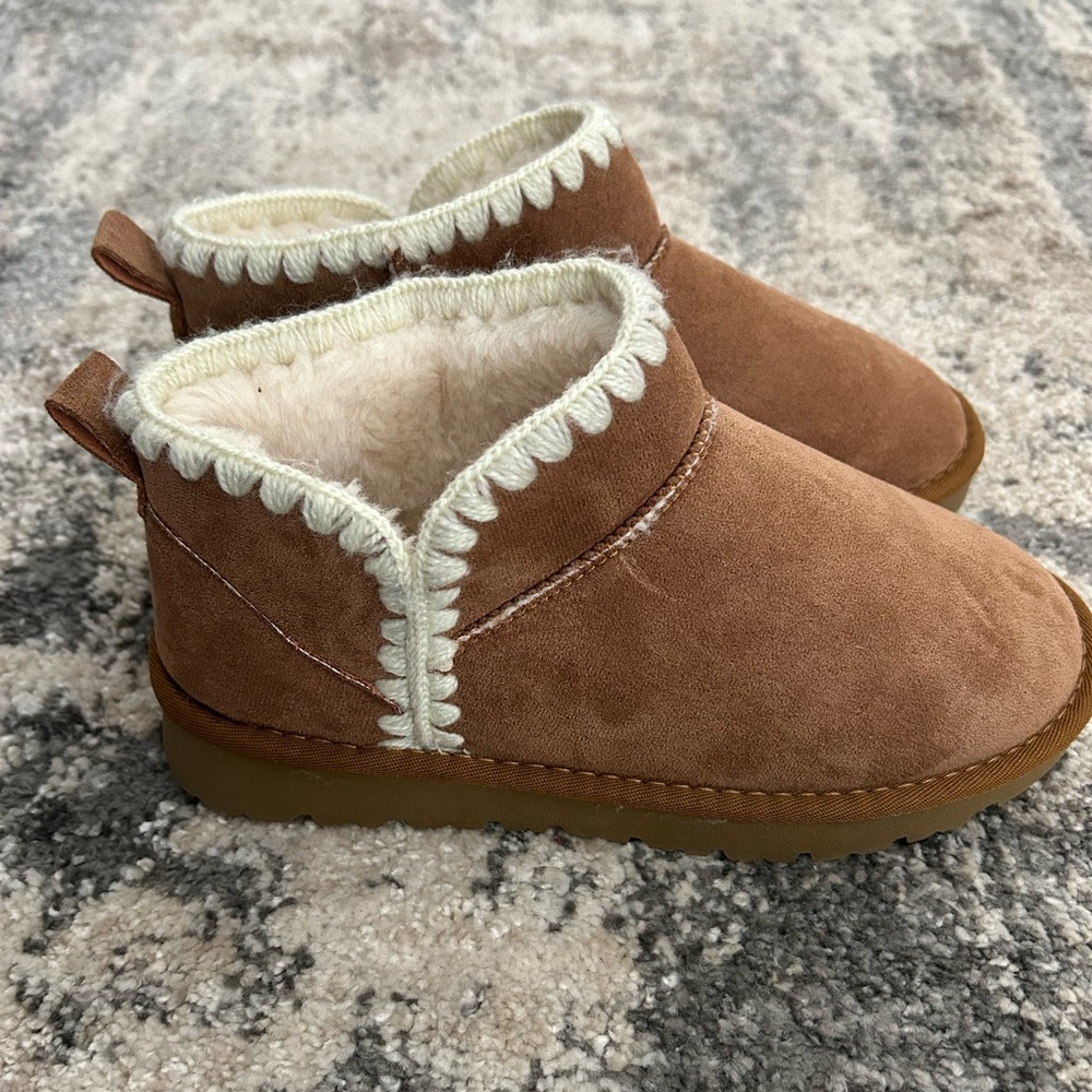 Orient Boutique style bootie with embroidered wool detailing
